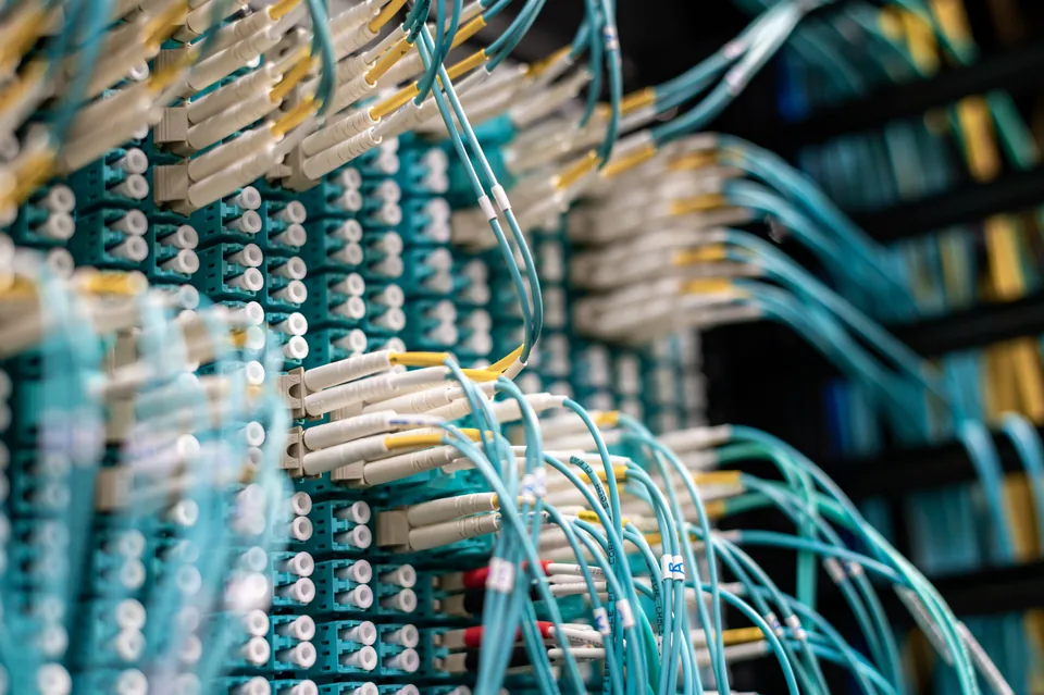 Câblage de fibre optique dans une baie réseau.